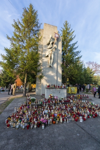 Tłumy na cmentarzach, ale korki minimalne – zobacz zdjęcia z Dębicy