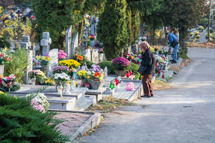 Tłumy na cmentarzach, ale korki minimalne – zobacz zdjęcia z Dębicy
