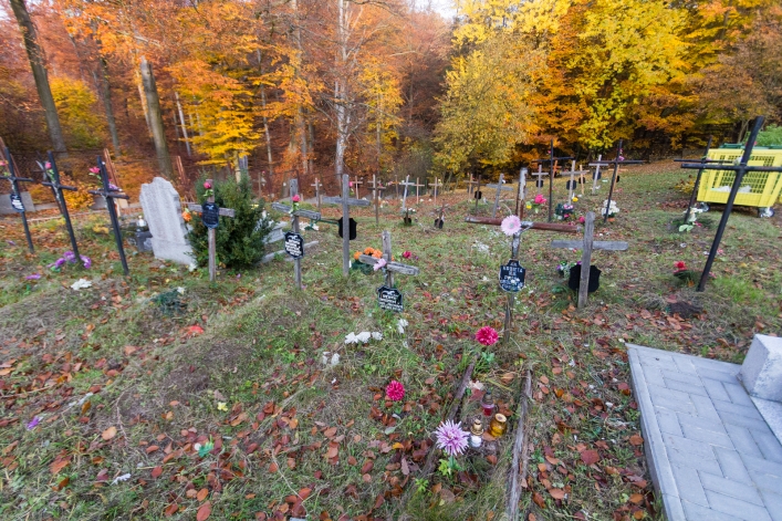 Tłumy na cmentarzach, ale korki minimalne – zobacz zdjęcia z Dębicy