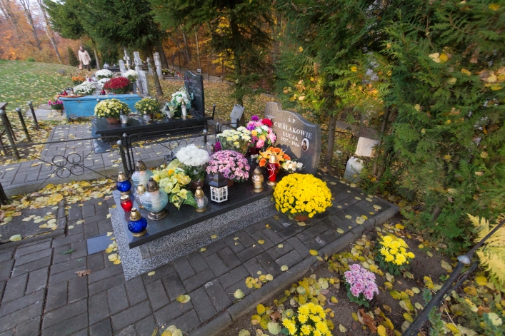 Tłumy na cmentarzach, ale korki minimalne – zobacz zdjęcia z Dębicy