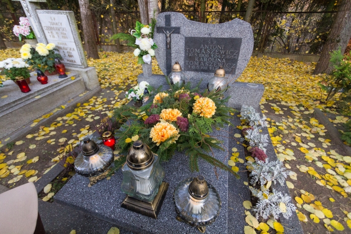 Tłumy na cmentarzach, ale korki minimalne – zobacz zdjęcia z Dębicy