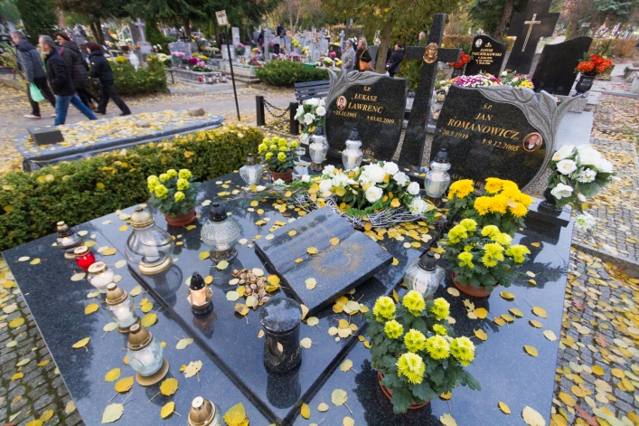 Tłumy na cmentarzach, ale korki minimalne – zobacz zdjęcia z Dębicy