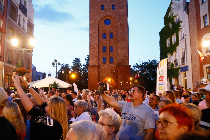 Tłumy na elbląskim Starym Rynku. Zabawa pod gołym niebem we włoskim stylu