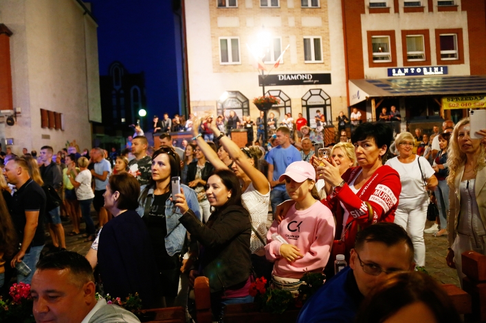 Tłumy na elbląskim Starym Rynku. Zabawa pod gołym niebem we włoskim stylu