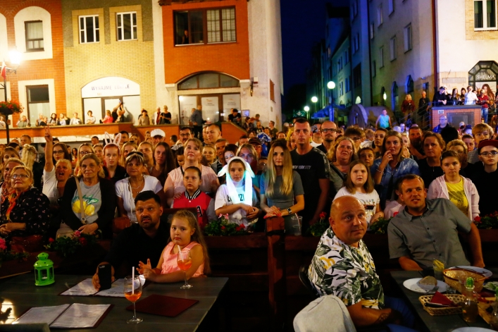 Tłumy na elbląskim Starym Rynku. Zabawa pod gołym niebem we włoskim stylu