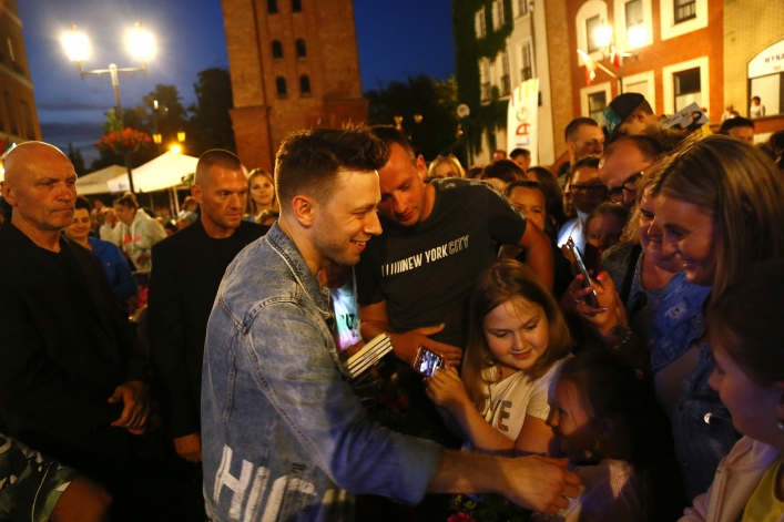 Tłumy na elbląskim Starym Rynku. Zabawa pod gołym niebem we włoskim stylu