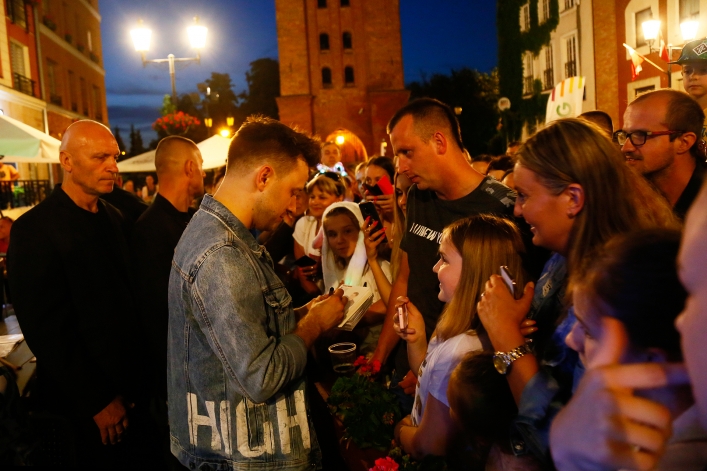 Tłumy na elbląskim Starym Rynku. Zabawa pod gołym niebem we włoskim stylu