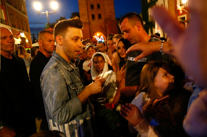 Tłumy na elbląskim Starym Rynku. Zabawa pod gołym niebem we włoskim stylu