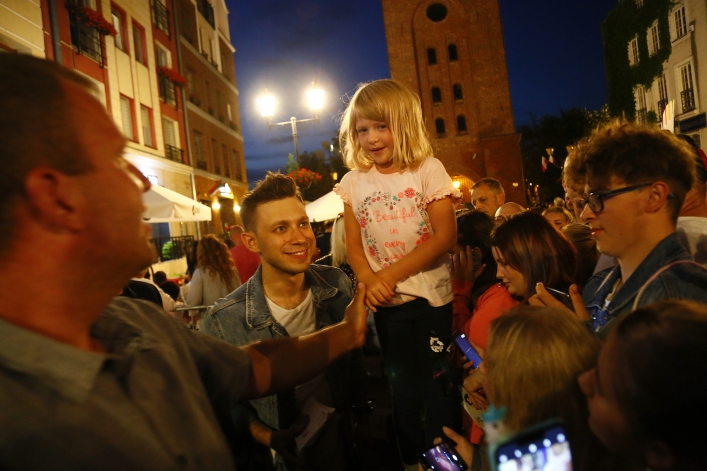 Tłumy na elbląskim Starym Rynku. Zabawa pod gołym niebem we włoskim stylu