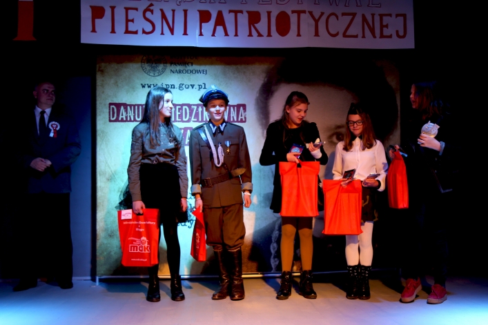 Tłumy w MDK na I Elbląskim Festiwalu Pieśni Patriotycznej (+ zdjęcia)