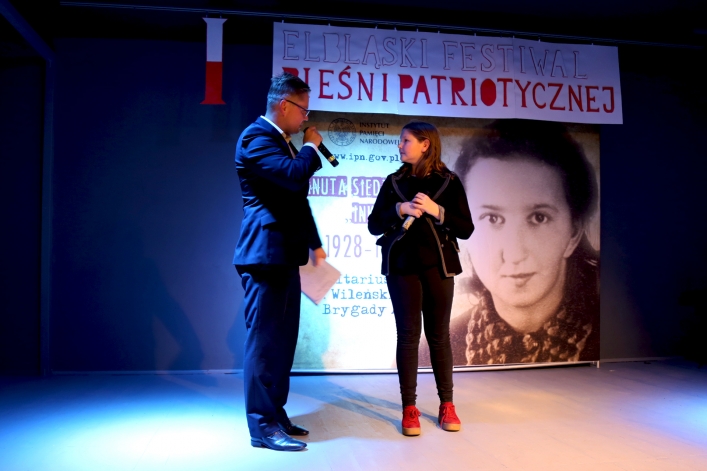 Tłumy w MDK na I Elbląskim Festiwalu Pieśni Patriotycznej (+ zdjęcia)