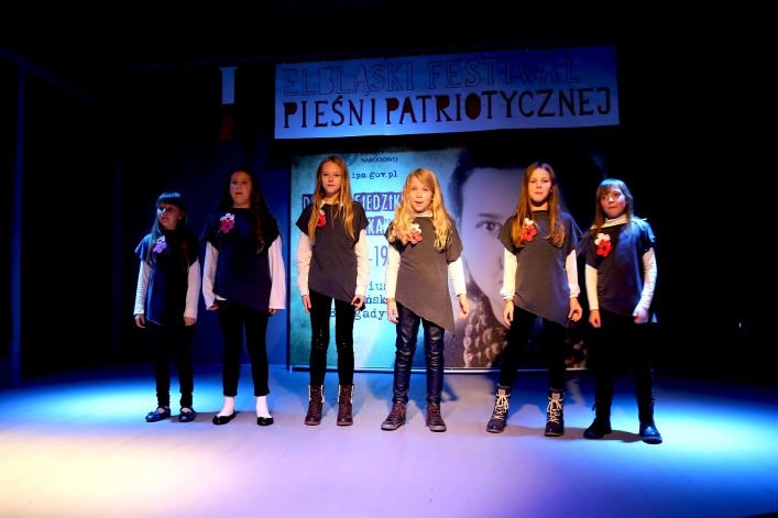 Tłumy w MDK na I Elbląskim Festiwalu Pieśni Patriotycznej (+ zdjęcia)