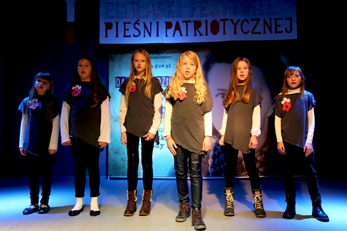 Tłumy w MDK na I Elbląskim Festiwalu Pieśni Patriotycznej (+ zdjęcia)