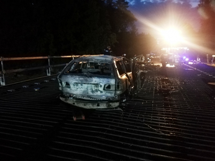 Tragedia w płonącym samochodzie. Jedna osoba nie żyje