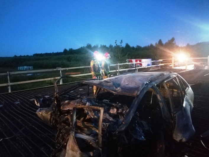 Tragedia w płonącym samochodzie. Jedna osoba nie żyje