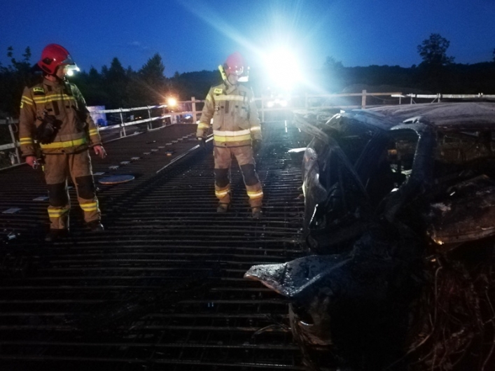 Tragedia w płonącym samochodzie. Jedna osoba nie żyje