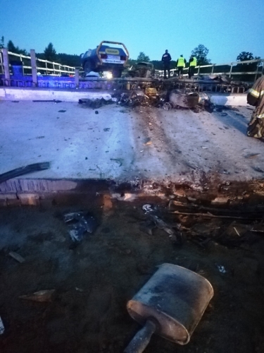 Tragedia w płonącym samochodzie. Jedna osoba nie żyje