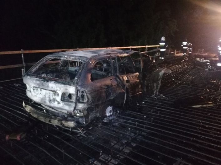 Tragedia w płonącym samochodzie. Jedna osoba nie żyje