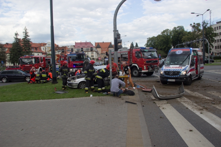 Tragiczny wypadek na Armii Krajowej. Jedna osoba nie żyje, sześć trafiło do szpitala