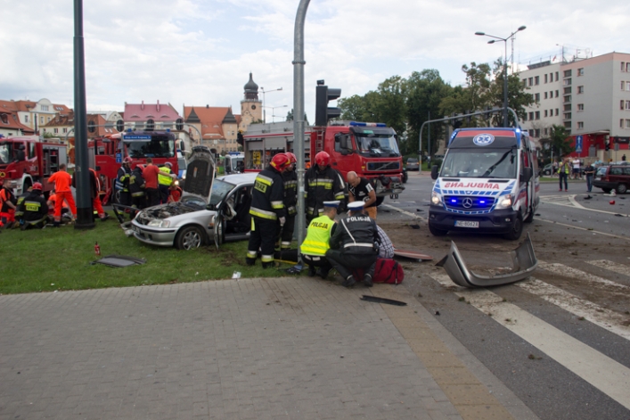 Tragiczny wypadek na Armii Krajowej. Jedna osoba nie żyje, sześć trafiło do szpitala