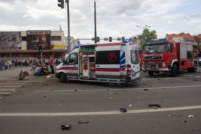 Tragiczny wypadek na Armii Krajowej. Jedna osoba nie żyje, sześć trafiło do szpitala