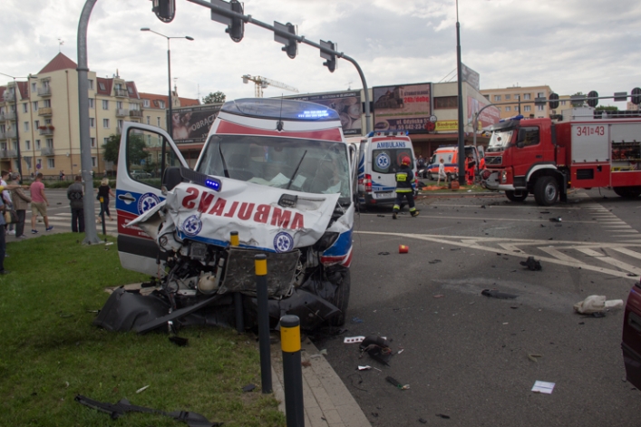 Tragiczny wypadek na Armii Krajowej. Jedna osoba nie żyje, sześć trafiło do szpitala