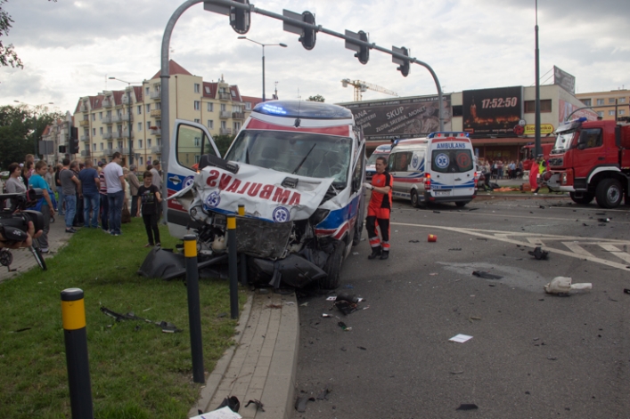 Tragiczny wypadek na Armii Krajowej. Jedna osoba nie żyje, sześć trafiło do szpitala