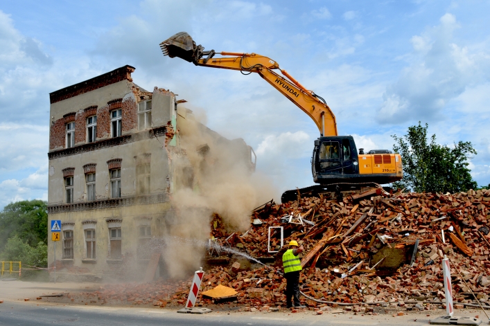 Trwa rozbiórka 110-letniego budynku przy ulicy Traugutta 