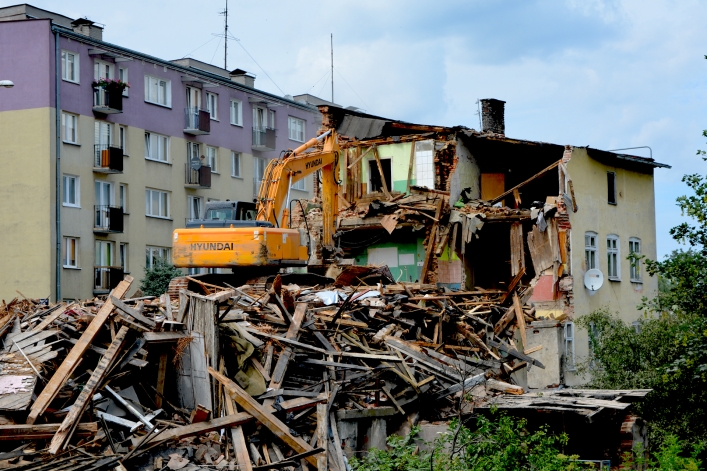 Trwa rozbiórka 110-letniego budynku przy ulicy Traugutta 