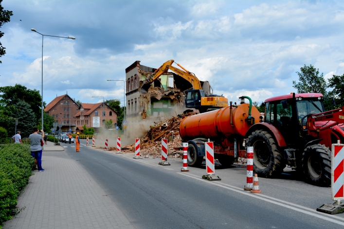 Trwa rozbiórka 110-letniego budynku przy ulicy Traugutta 