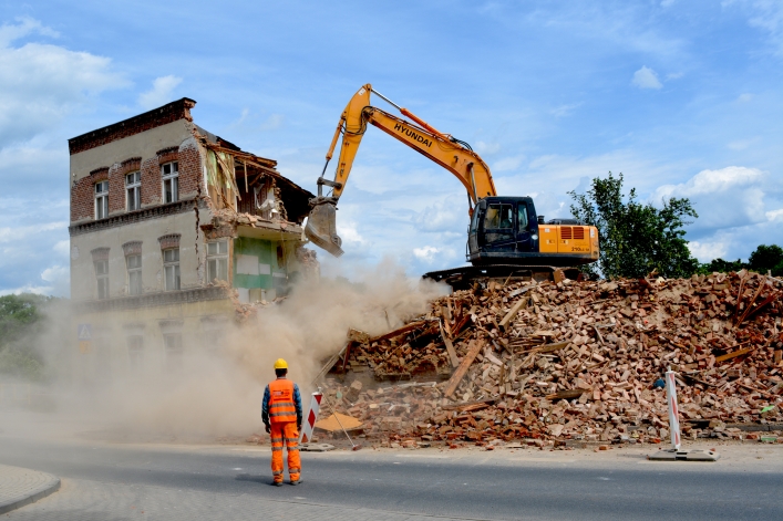 Trwa rozbiórka 110-letniego budynku przy ulicy Traugutta 