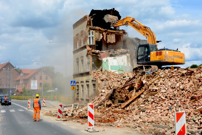 Trwa rozbiórka 110-letniego budynku przy ulicy Traugutta 