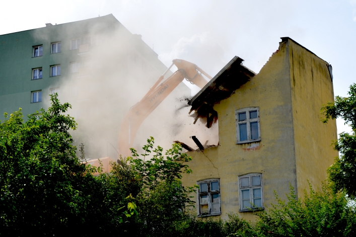 Trwa rozbiórka 110-letniego budynku przy ulicy Traugutta 