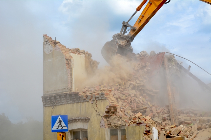 Trwa rozbiórka 110-letniego budynku przy ulicy Traugutta 