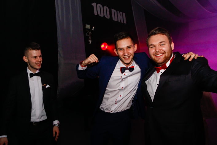 Trzy setki zdjęć z okazji 100-dniówki IV LO!