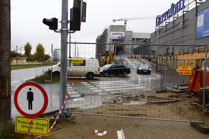 Tu może dojść do tragedii. Piesi chodzą po jezdni