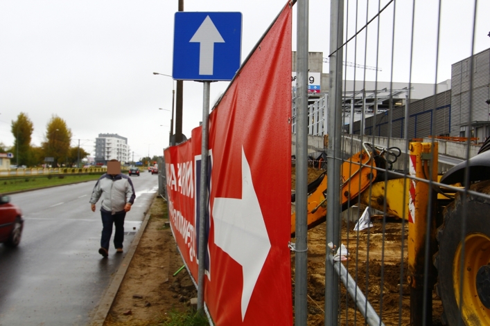 Tu może dojść do tragedii. Piesi chodzą po jezdni