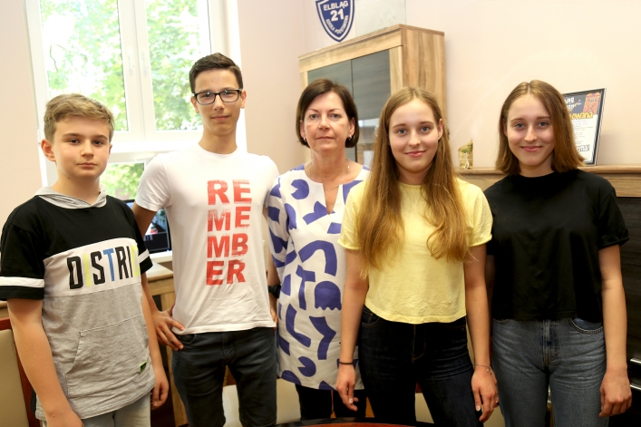 Uczniowie i dyrekcja Szkoły Podstawowej nr 21 w Elblągu. Od lewej: Kacper Frąszczak, Mikołaj Miernik, dyrektor Katarzyna Rachfał, Wiktoria Wyszomirska, Laura Wyszomirska