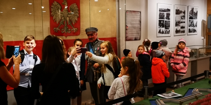Uczniowie SP nr 21 odwiedzili wystawę poświęconą Józefowi Piłsudskiemu