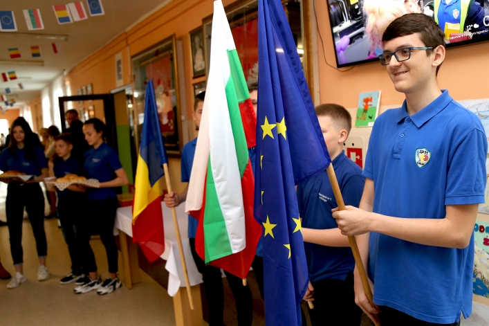 Uczniowie z Rumunii i Bułgarii w elbląskiej „Jedenastce”. Powitano ich chlebem i solą