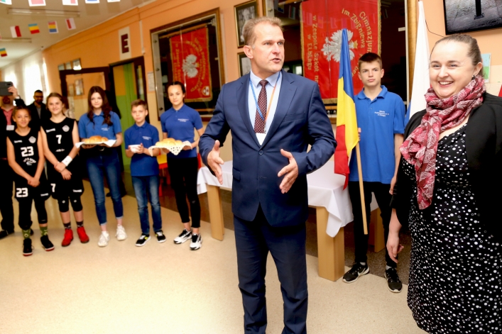 Uczniowie z Rumunii i Bułgarii w elbląskiej „Jedenastce”. Powitano ich chlebem i solą