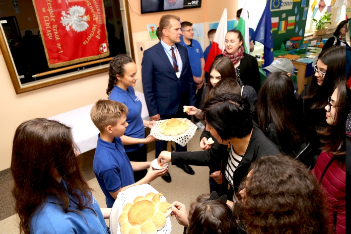 Uczniowie z Rumunii i Bułgarii w elbląskiej „Jedenastce”. Powitano ich chlebem i solą