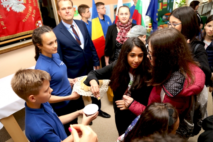 Uczniowie z Rumunii i Bułgarii w elbląskiej „Jedenastce”. Powitano ich chlebem i solą