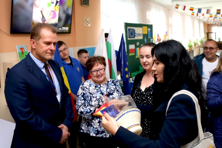 Uczniowie z Rumunii i Bułgarii w elbląskiej „Jedenastce”. Powitano ich chlebem i solą