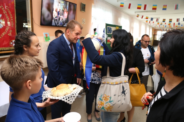 Uczniowie z Rumunii i Bułgarii w elbląskiej „Jedenastce”. Powitano ich chlebem i solą