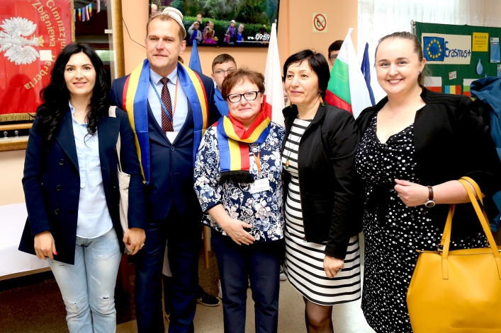Uczniowie z Rumunii i Bułgarii w elbląskiej „Jedenastce”. Powitano ich chlebem i solą