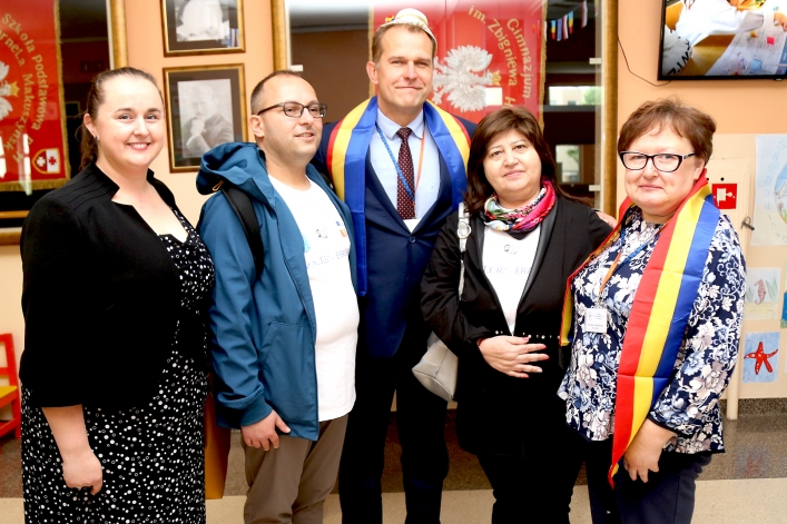 Uczniowie z Rumunii i Bułgarii w elbląskiej „Jedenastce”. Powitano ich chlebem i solą