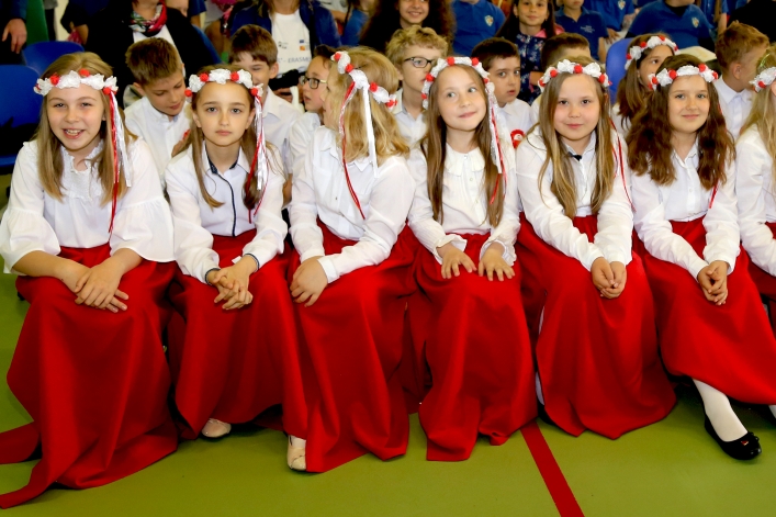 Uczniowie z Rumunii i Bułgarii w elbląskiej „Jedenastce”. Powitano ich chlebem i solą