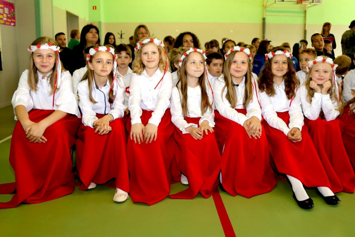 Uczniowie z Rumunii i Bułgarii w elbląskiej „Jedenastce”. Powitano ich chlebem i solą