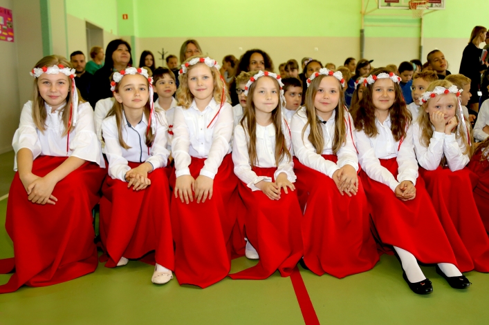 Uczniowie z Rumunii i Bułgarii w elbląskiej „Jedenastce”. Powitano ich chlebem i solą